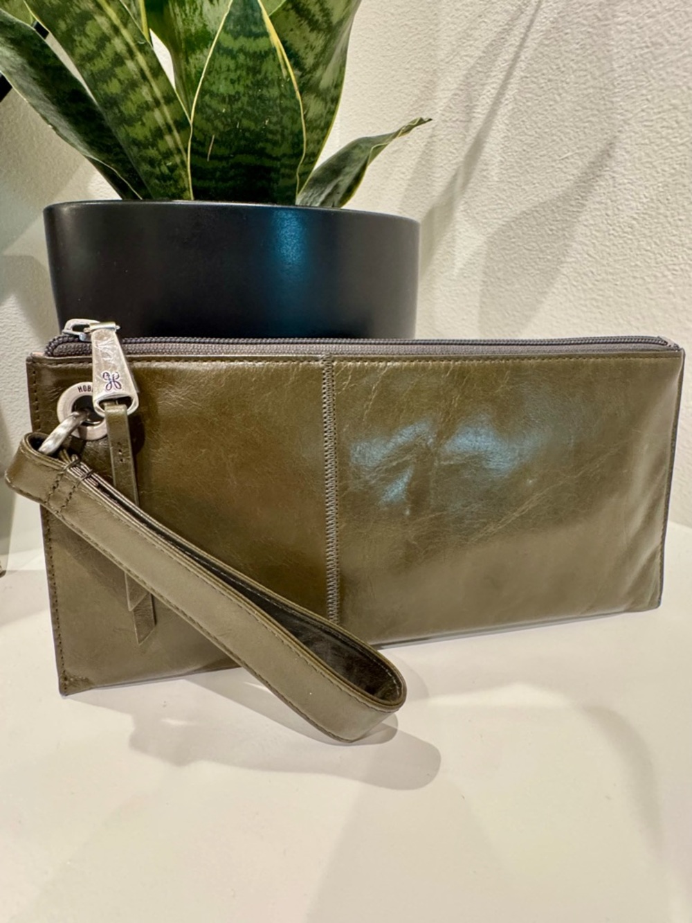 HOBO Vida Wristlet-Color is Moss